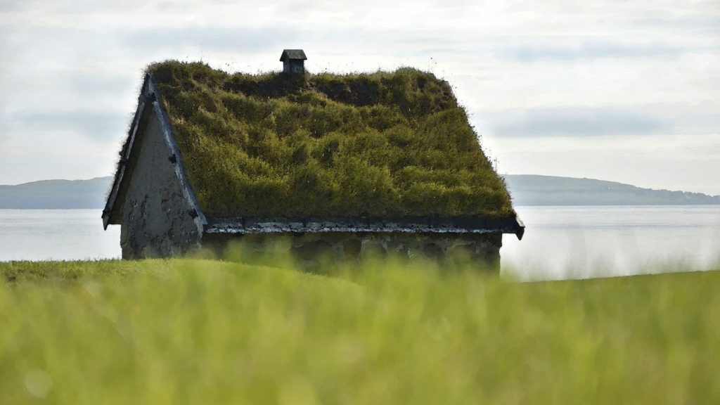 Casa con techo de hierba en Islas Feroe